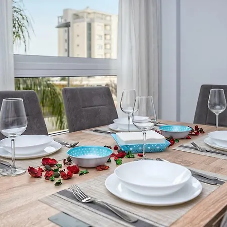 Wintowinrentals Location, Beach, Pool & Parking Apartment *